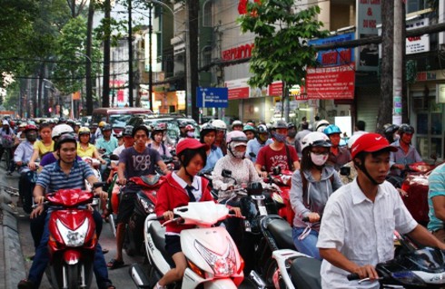 Hoảng loạn vì ôtô 7 chỗ đang chạy bốc cháy