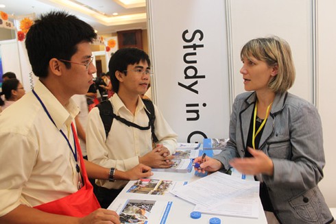 Gần 2.500 khách tham dự triển lãm giáo dục Pháp – Đức