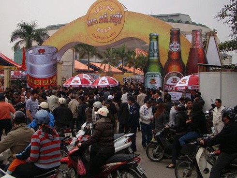 Hà Nội: Ngàn người chen chân dự ngày hội uống bia