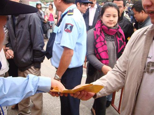 Hà Nội: Ngàn người chen chân dự ngày hội uống bia