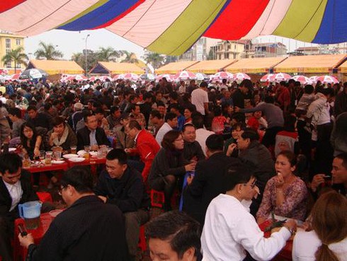 Hà Nội: Ngàn người chen chân dự ngày hội uống bia