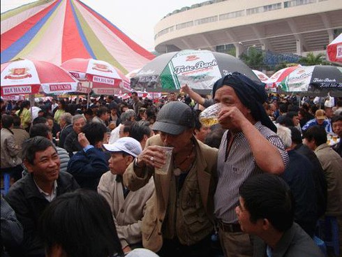 Hà Nội: Ngàn người chen chân dự ngày hội uống bia