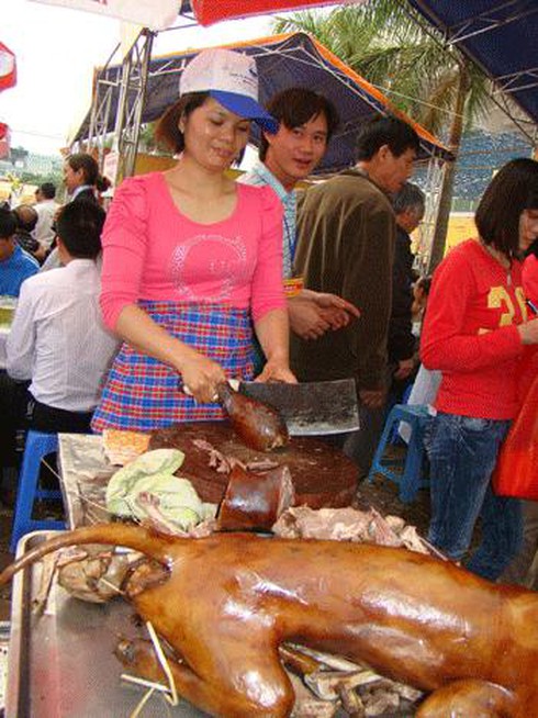 Hà Nội: Ngàn người chen chân dự ngày hội uống bia