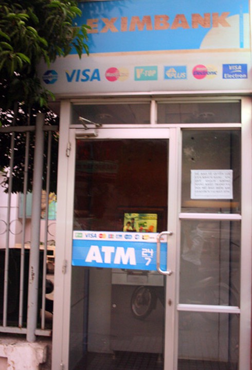 Chủ thẻ ATM mất tiền, ngân hàng chối trách nhiệm