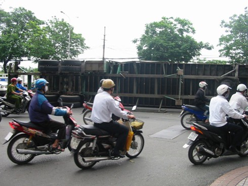Xe container lật nhào giữa phố Sài Gòn