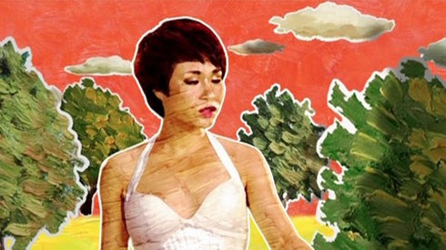 Uyên Linh vất vả đi giày cao gót trên máy chạy bộ