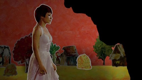 Uyên Linh vất vả đi giày cao gót trên máy chạy bộ