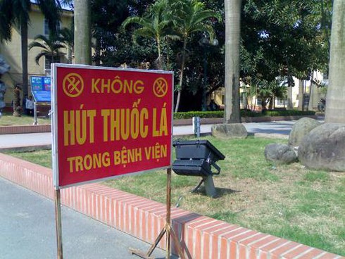 Bệnh viện tràn khói thuốc