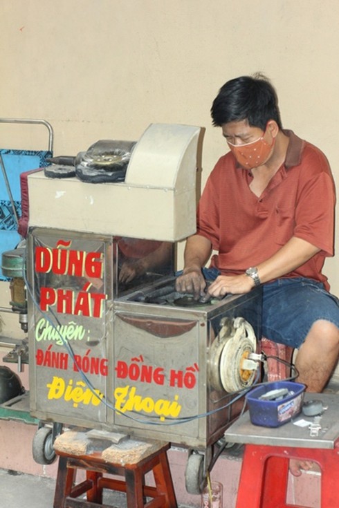 Kiếm nửa triệu mỗi ngày nhờ nghề đánh bóng đồng hồ
