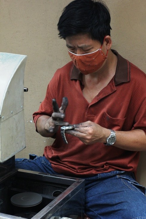 Kiếm nửa triệu mỗi ngày nhờ nghề đánh bóng đồng hồ