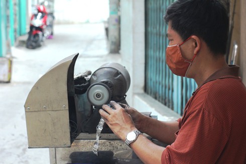 Kiếm nửa triệu mỗi ngày nhờ nghề đánh bóng đồng hồ
