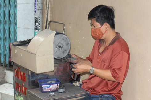 Kiếm nửa triệu mỗi ngày nhờ nghề đánh bóng đồng hồ