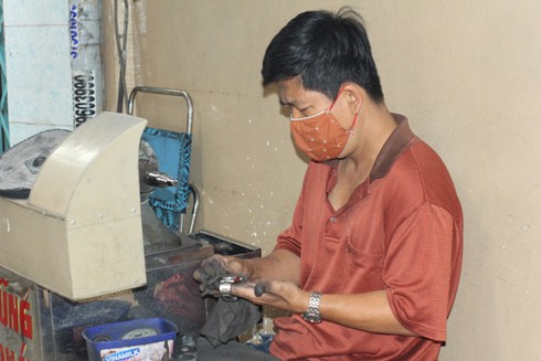Kiếm nửa triệu mỗi ngày nhờ nghề đánh bóng đồng hồ