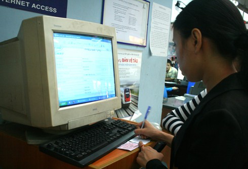 Mệt mỏi ngóng chờ những vé tàu Tết cuối cùng