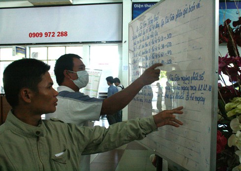 Mệt mỏi ngóng chờ những vé tàu Tết cuối cùng