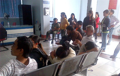 Mệt mỏi ngóng chờ những vé tàu Tết cuối cùng