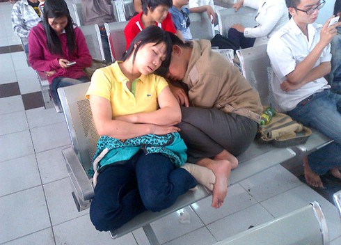 Mệt mỏi ngóng chờ những vé tàu Tết cuối cùng