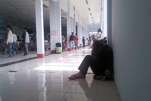 Mệt mỏi ngóng chờ những vé tàu Tết cuối cùng