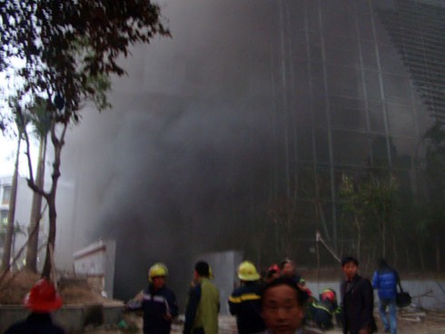 Hà Nội: Đang cháy dữ dội tòa nhà 30 tầng ở phố Cửa Bắc