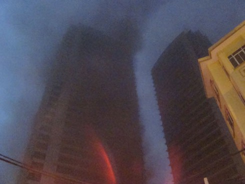 Hà Nội: Đang cháy dữ dội tháp 30 tầng, hàng chục người mắc kẹt
