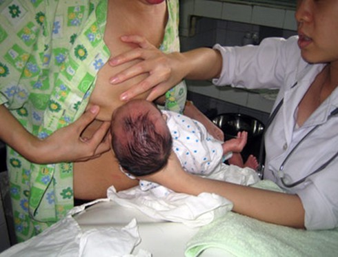 Trẻ sơ sinh suy dinh dưỡng vì uống nhiều nước