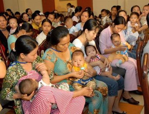 Trẻ sơ sinh suy dinh dưỡng vì uống nhiều nước