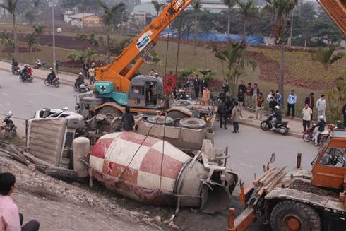 Hà Nội: Ô tô nổ lốp lao xuống vực