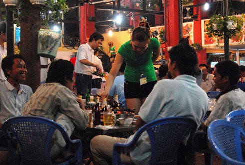 Tâm sự nữ sinh phục vụ quán nhậu