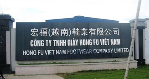 Phạt tiền và đề nghị trục xuất quản lý dùng keo 502 dán tay công nhân.