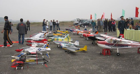 Xem máy bay mô hình phô diễn đón 22/12