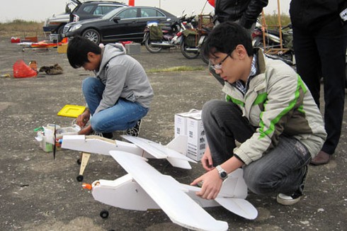 Xem máy bay mô hình phô diễn đón 22/12