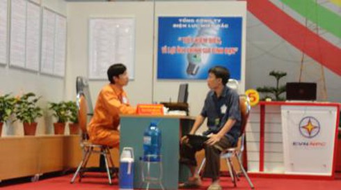 Cán bộ EVN thi giao tiếp khách hàng