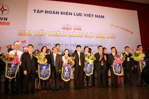 Cán bộ EVN thi giao tiếp khách hàng