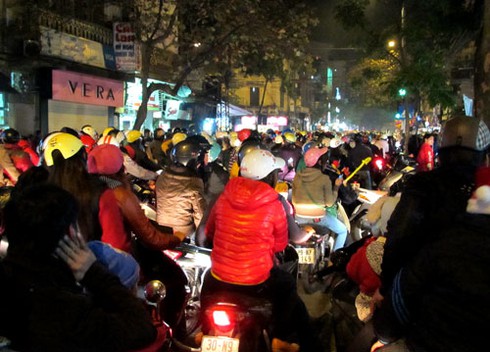 Hà Nội tắc đường cục bộ đêm Giáng sinh