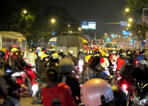 Hà Nội tắc đường cục bộ đêm Giáng sinh