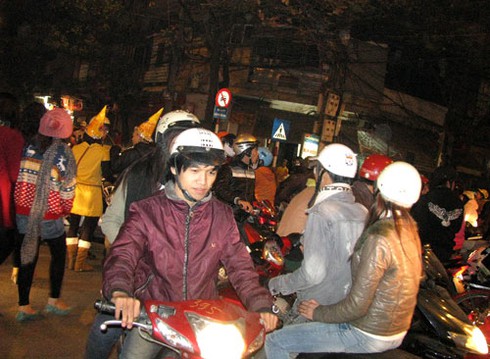 Hà Nội tắc đường cục bộ đêm Giáng sinh