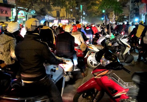 Hà Nội tắc đường cục bộ đêm Giáng sinh