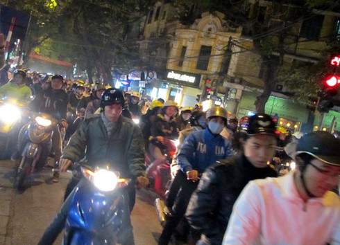 Hà Nội tắc đường cục bộ đêm Giáng sinh