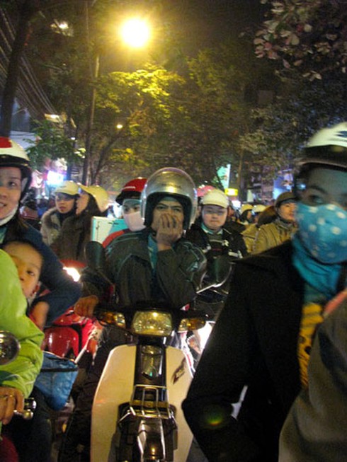 Hà Nội tắc đường cục bộ đêm Giáng sinh