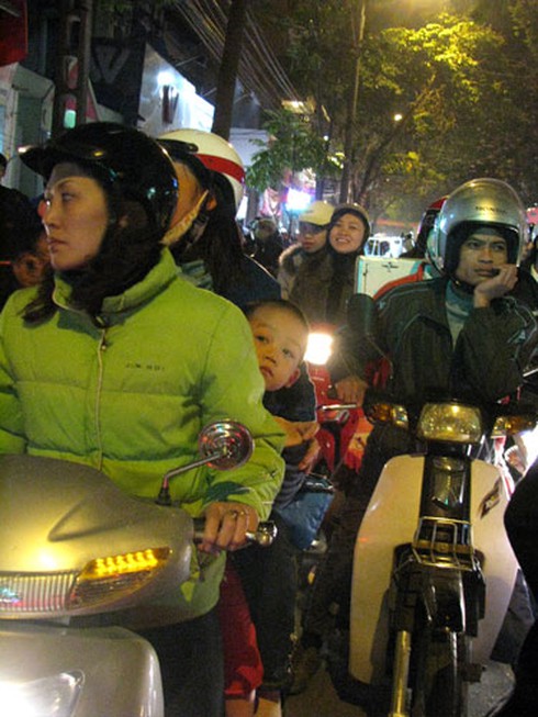 Hà Nội tắc đường cục bộ đêm Giáng sinh