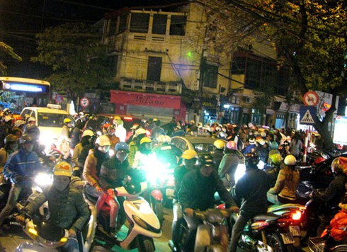 Hà Nội tắc đường cục bộ đêm Giáng sinh