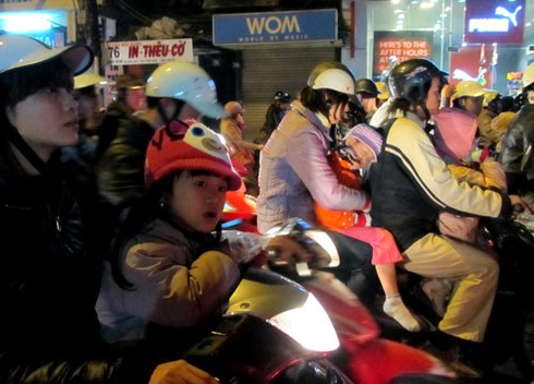 Hà Nội tắc đường cục bộ đêm Giáng sinh