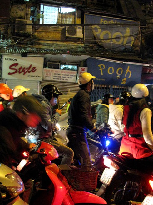 Hà Nội tắc đường cục bộ đêm Giáng sinh