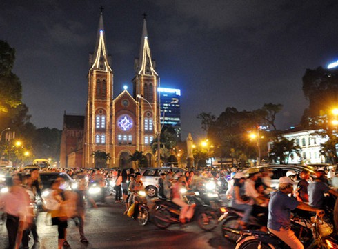 TP.HCM: Rộn ràng không khí đêm Noel