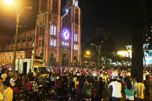 TP.HCM: Rộn ràng không khí đêm Noel