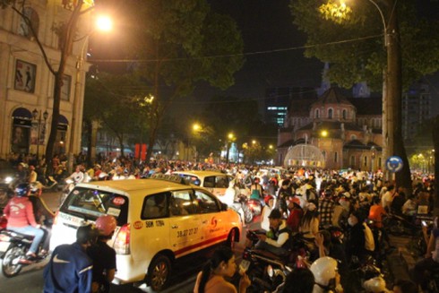 TP.HCM: Rộn ràng không khí đêm Noel