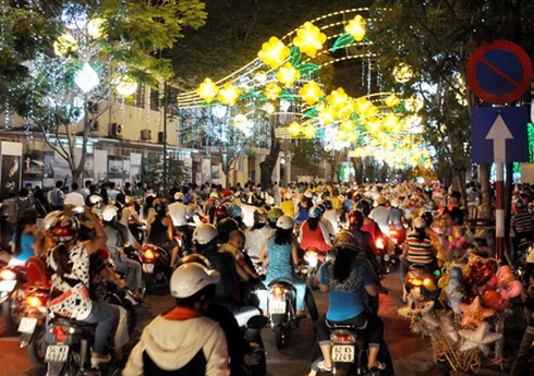 TP.HCM: Rộn ràng không khí đêm Noel