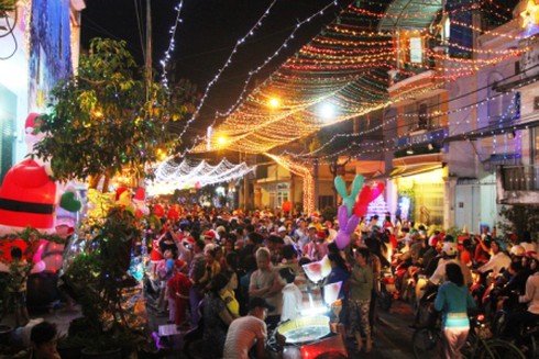 TP.HCM: Rộn ràng không khí đêm Noel