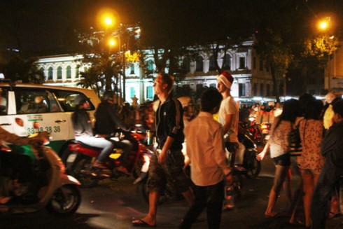 TP.HCM: Rộn ràng không khí đêm Noel