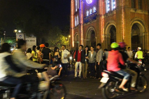 TP.HCM: Rộn ràng không khí đêm Noel
